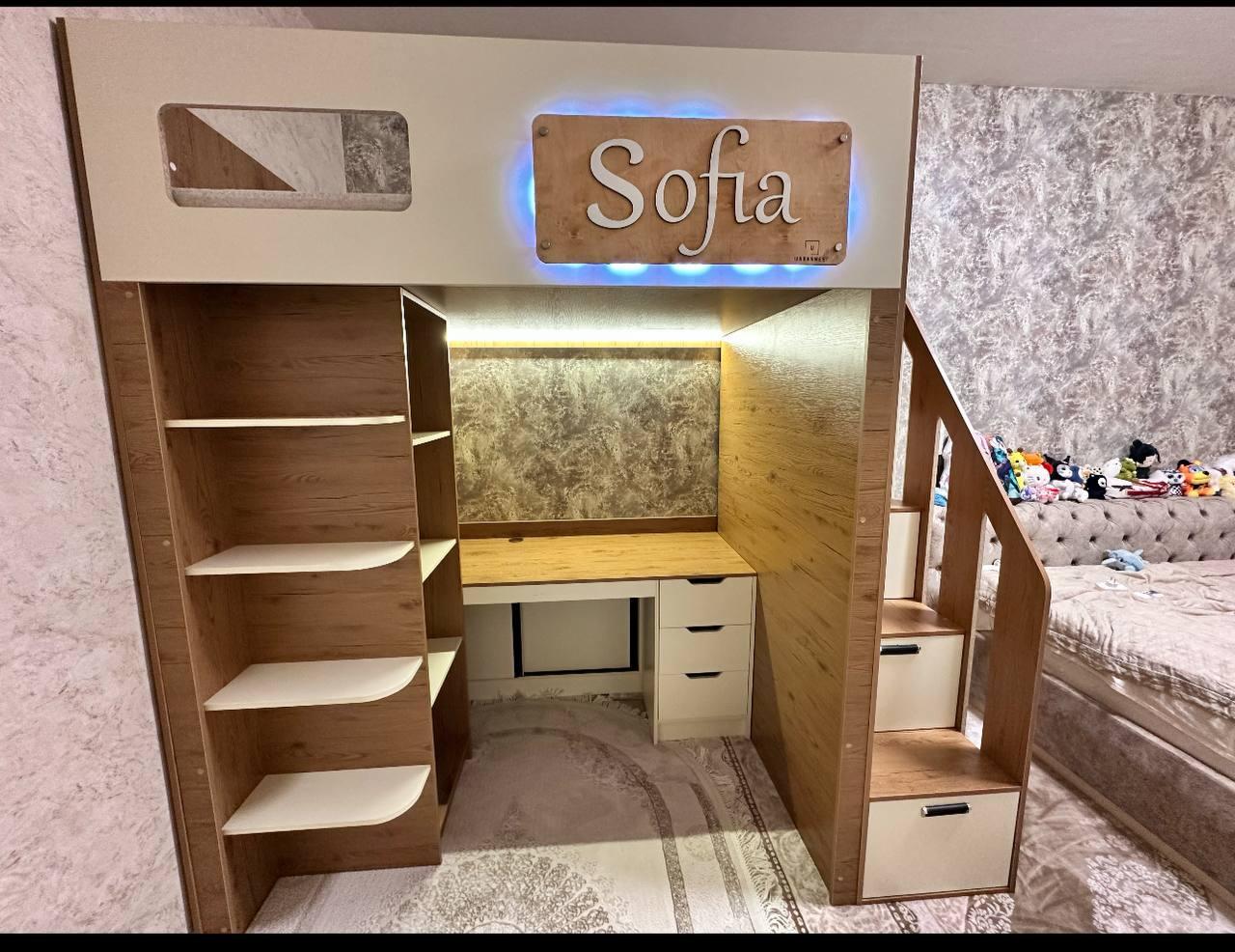 Реальный проект Urban Nest Sofia: рабочая зона, стеллажи и лестница